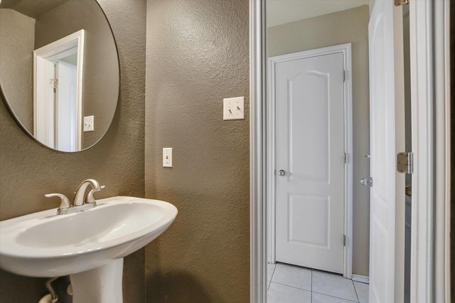 526 W Metcalfe ST, Hutto, TX 78634