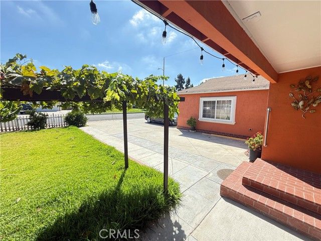 1014 N Daisy Avenue, Santa Ana, CA 92703
