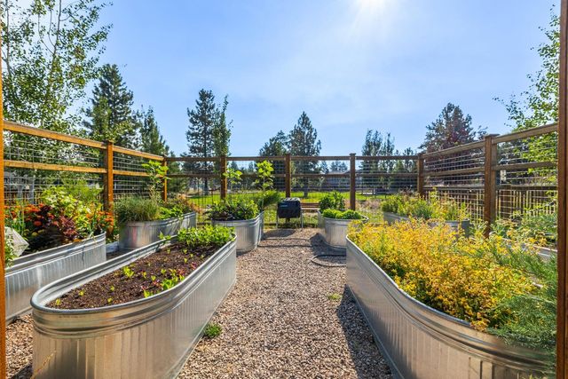 1112 N Wildflower Lane, Sisters, OR 97759