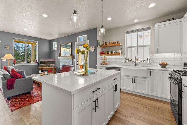 1112 N Wildflower Lane, Sisters, OR 97759