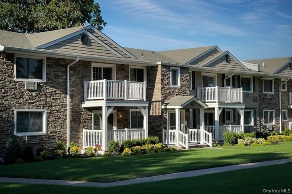 9 Williams Boulevard 5-2L, Lake Grove, NY 11755