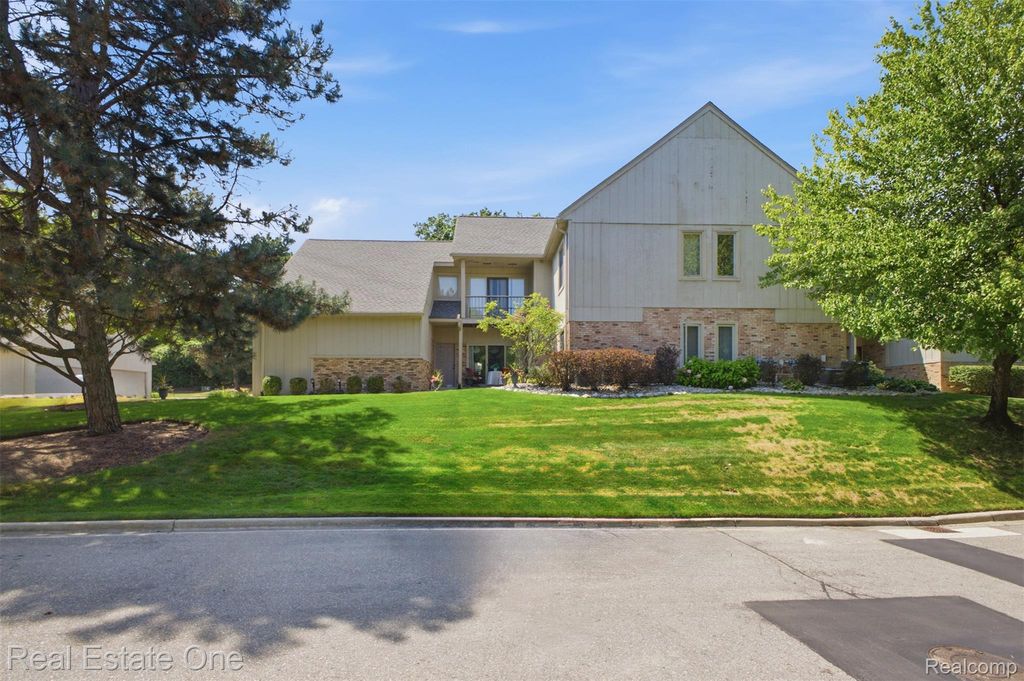 29363 Laurel Drive, Farmington Hills, MI 48331