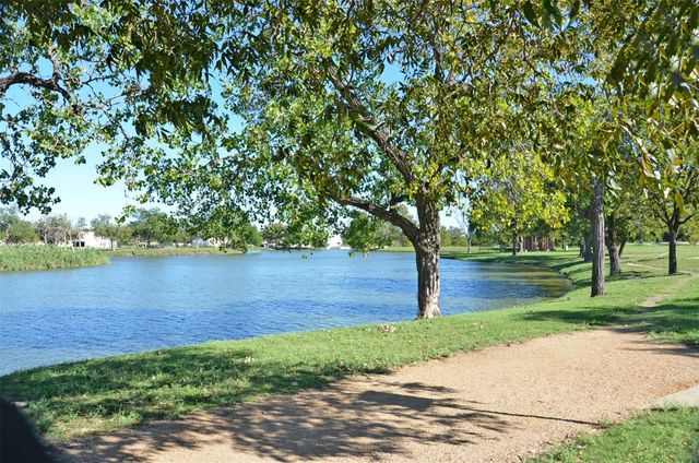 2600 Cherrylawn DR, Taylor, TX 76574