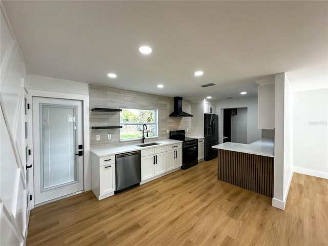 4105 W KNIGHTS AVENUE, Tampa, FL 33611