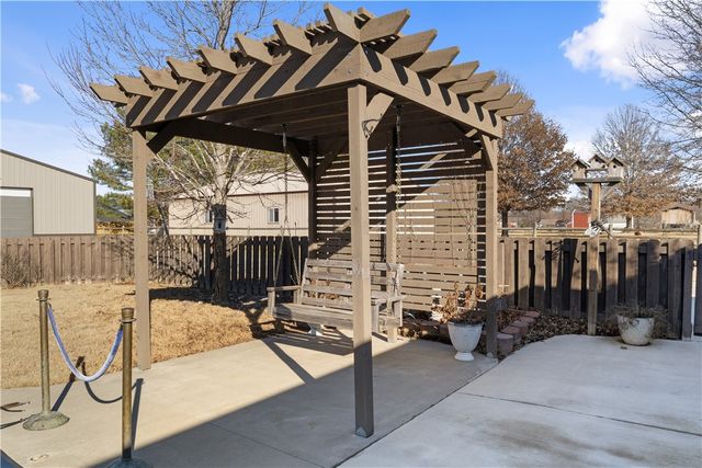 13738 Ua Beef Farm Road, Fayetteville, AR 72704