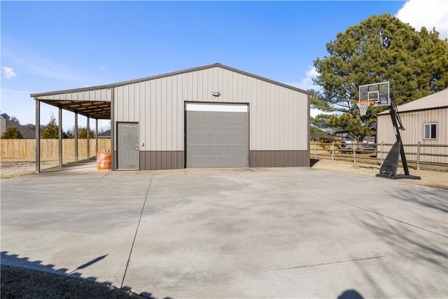 13738 Ua Beef Farm Road, Fayetteville, AR 72704