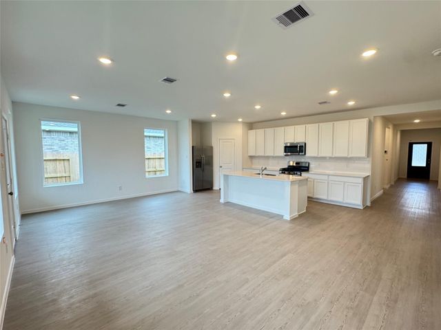 10 Robin Court, Angleton, TX 77515