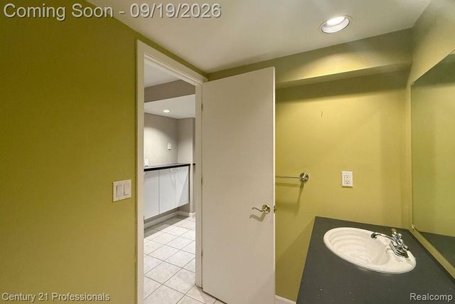 912 S Glenhurst Drive, Birmingham, MI 48009