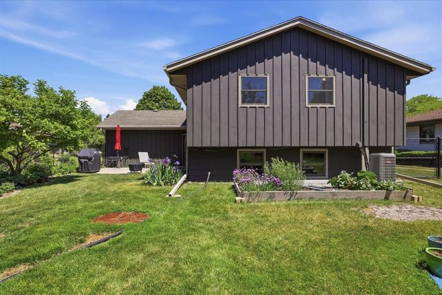 6085 Trail Ridge DRIVE, Greendale, WI 53129