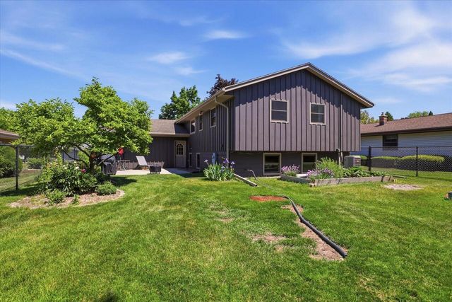 6085 Trail Ridge DRIVE, Greendale, WI 53129