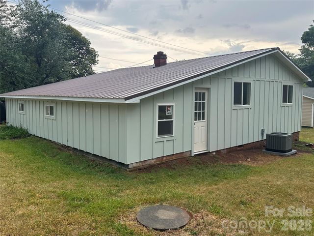 908 E 1st Street, Newton, NC 28658