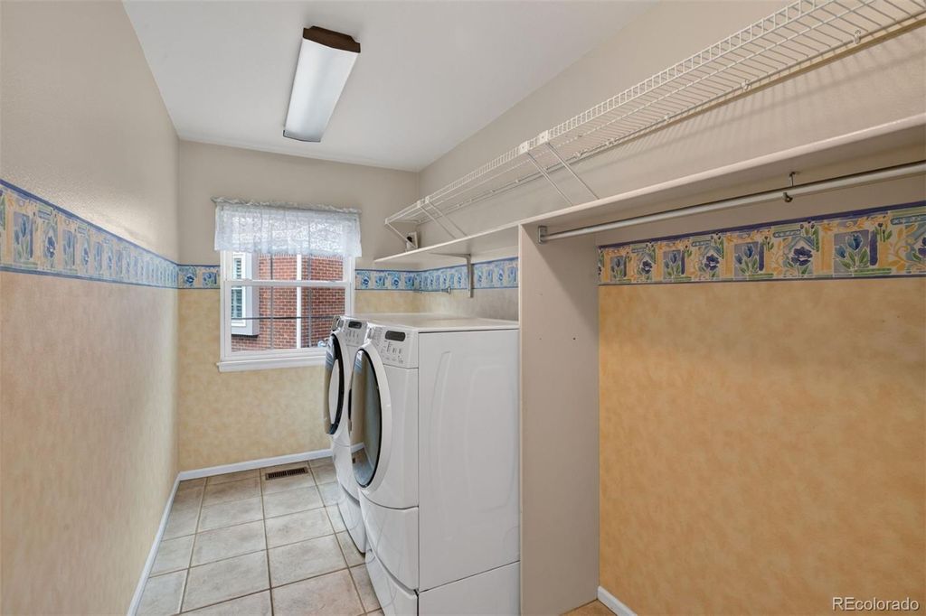 Image 12 of property listing at 5927 E Jamison Lane, Centennial, CO 80112