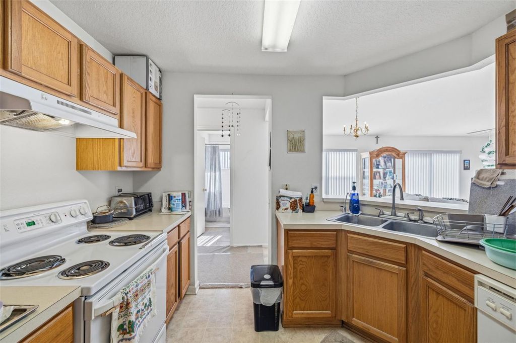 Image 9 of property listing at 12422 TREE POINTE COURT, Riverview, FL 33578