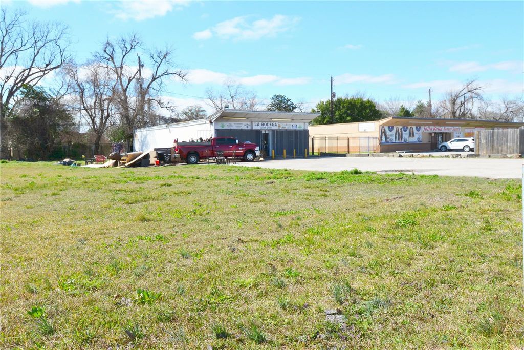 10013 W Montgomery Road, Houston, TX 77088