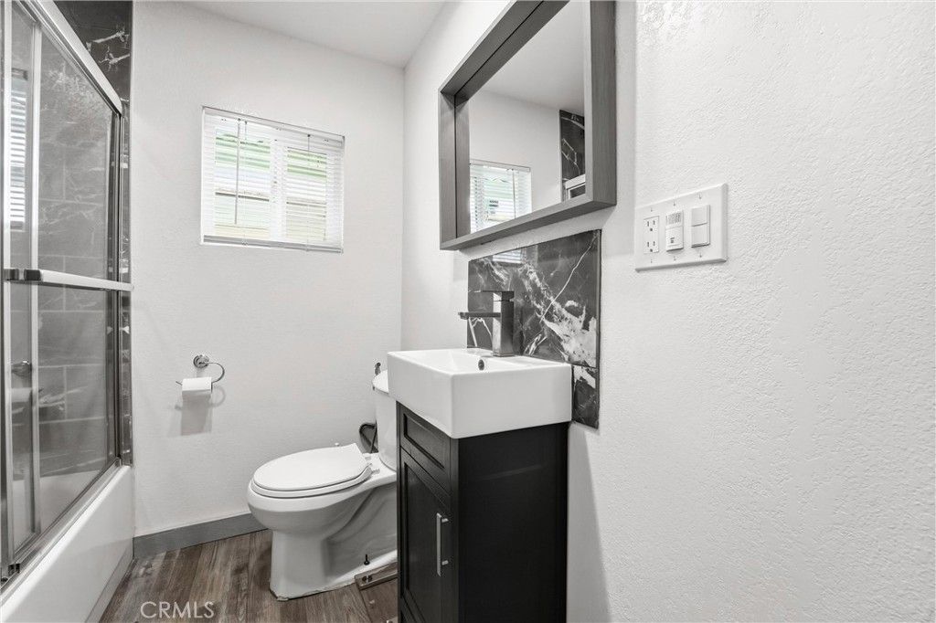 Image 13 of property listing at 327 W Wilson 107, Costa Mesa, CA 92627