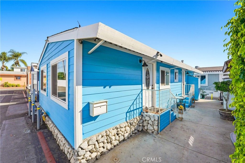 Image 2 of property listing at 327 W Wilson 107, Costa Mesa, CA 92627