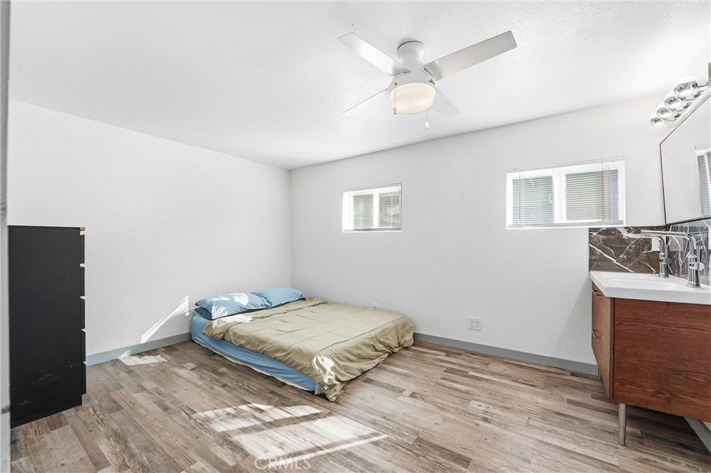 Image 8 of property listing at 327 W Wilson 107, Costa Mesa, CA 92627