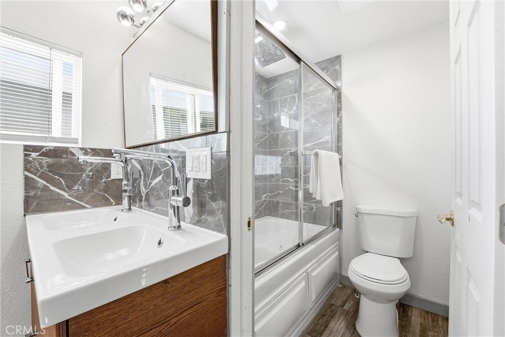 Image 9 of property listing at 327 W Wilson 107, Costa Mesa, CA 92627