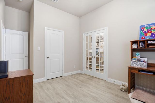 136 Colonial Drive, Joshua, TX 76058