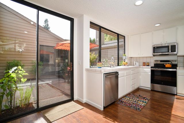 424 Hartnell Pl, Sacramento, CA 95825