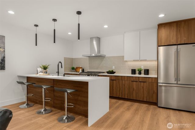 9215 12th Avenue NE, Seattle, WA 98115