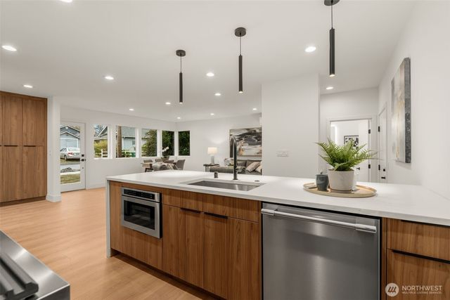9215 12th Avenue NE, Seattle, WA 98115