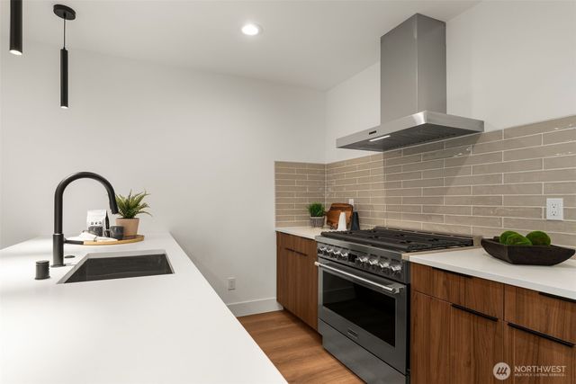 9215 12th Avenue NE, Seattle, WA 98115