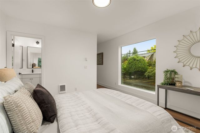 9215 12th Avenue NE, Seattle, WA 98115