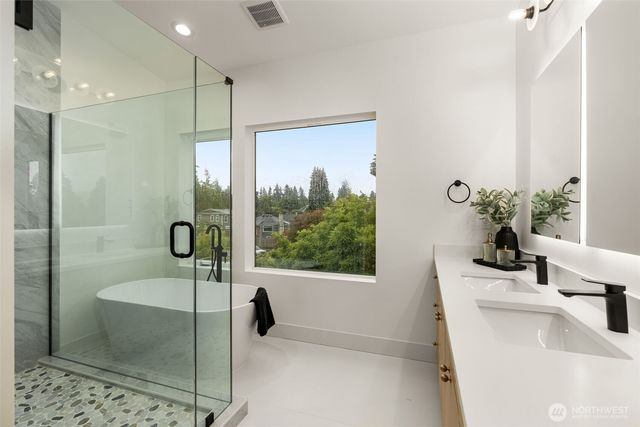 9215 12th Avenue NE, Seattle, WA 98115