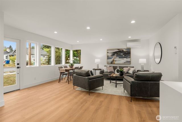 9215 12th Avenue NE, Seattle, WA 98115