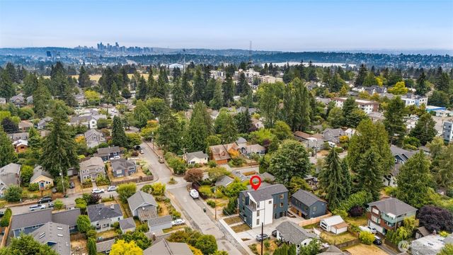 9215 12th Avenue NE, Seattle, WA 98115