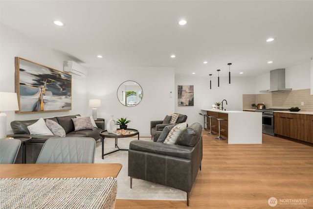 9215 12th Avenue NE, Seattle, WA 98115