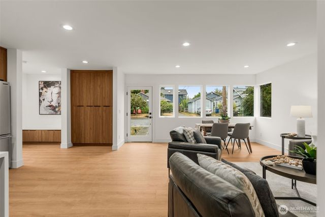 9215 12th Avenue NE, Seattle, WA 98115