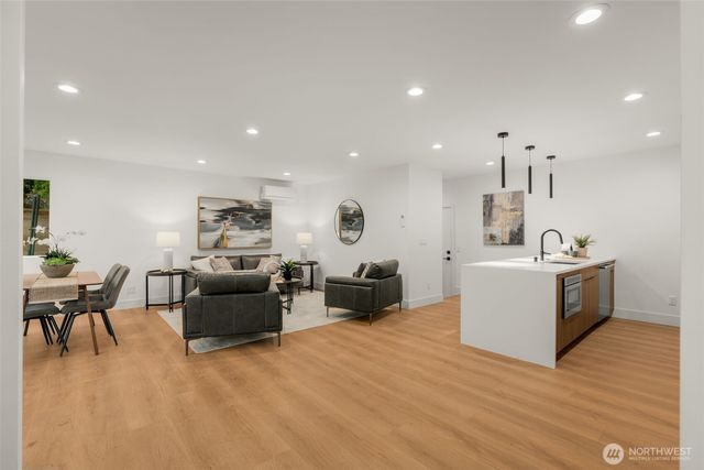 9215 12th Avenue NE, Seattle, WA 98115
