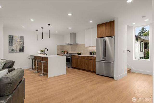 9215 12th Avenue NE, Seattle, WA 98115