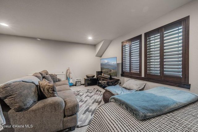 1055 E Maroon Creek DR, Hayden, ID 83835