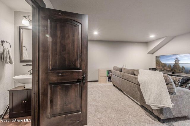 1055 E Maroon Creek DR, Hayden, ID 83835