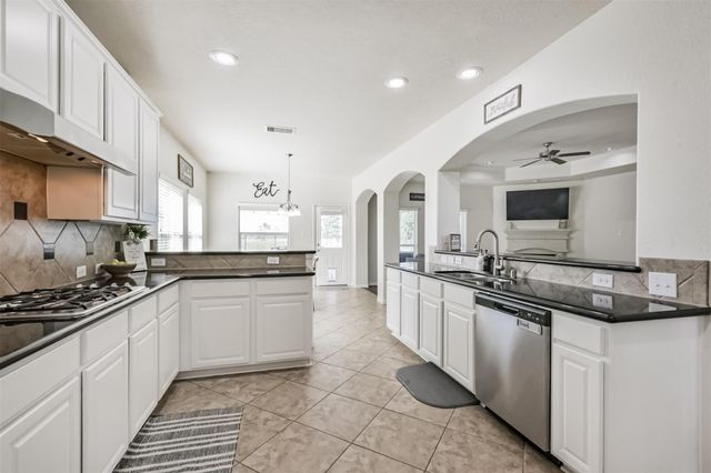 9719 Wincrest Drive, Mont Belvieu, TX 77523