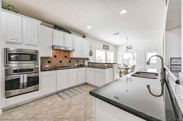 9719 Wincrest Drive, Mont Belvieu, TX 77523