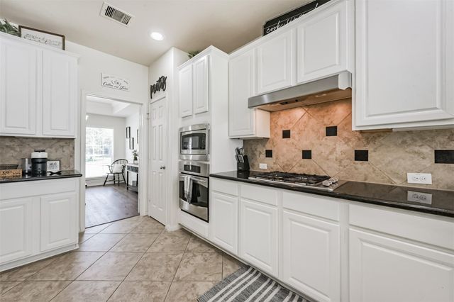 9719 Wincrest Drive, Mont Belvieu, TX 77523