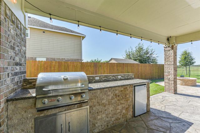 9719 Wincrest Drive, Mont Belvieu, TX 77523