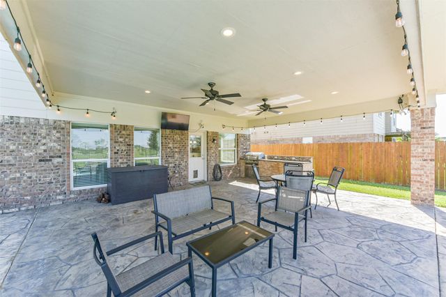 9719 Wincrest Drive, Mont Belvieu, TX 77523