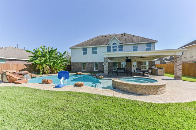 9719 Wincrest Drive, Mont Belvieu, TX 77523