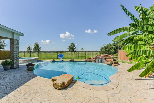 9719 Wincrest Drive, Mont Belvieu, TX 77523