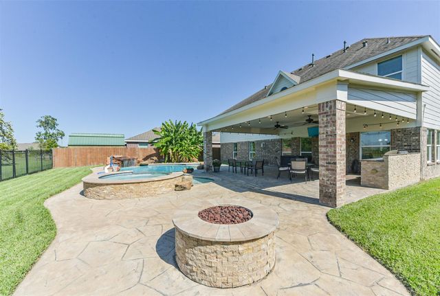 9719 Wincrest Drive, Mont Belvieu, TX 77523