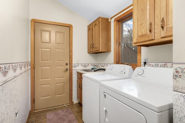 1054 Cottonwood Drive, Hudson, WI 54016