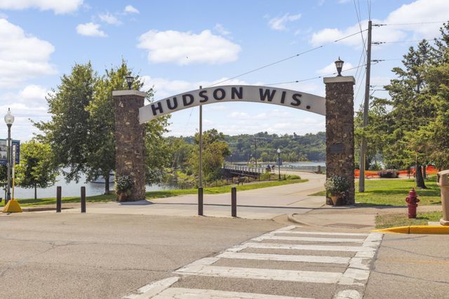 1054 Cottonwood Drive, Hudson, WI 54016