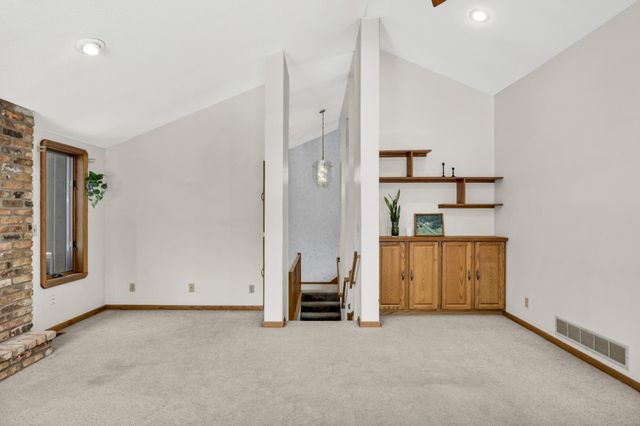 1054 Cottonwood Drive, Hudson, WI 54016