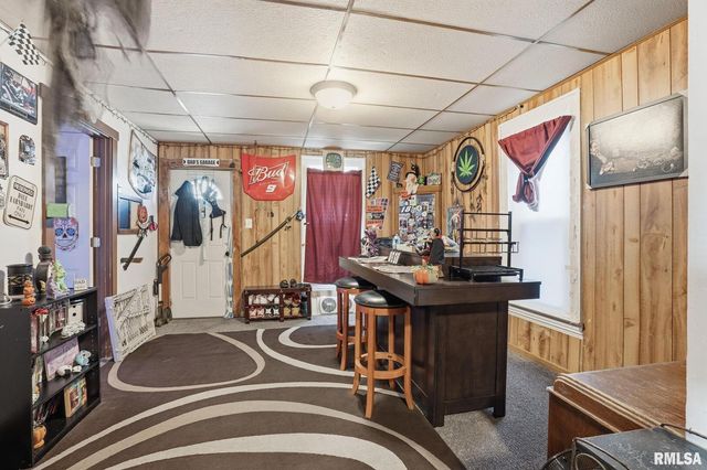 625 N DIVISION Street, Davenport, IA 52802