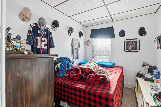 625 N DIVISION Street, Davenport, IA 52802